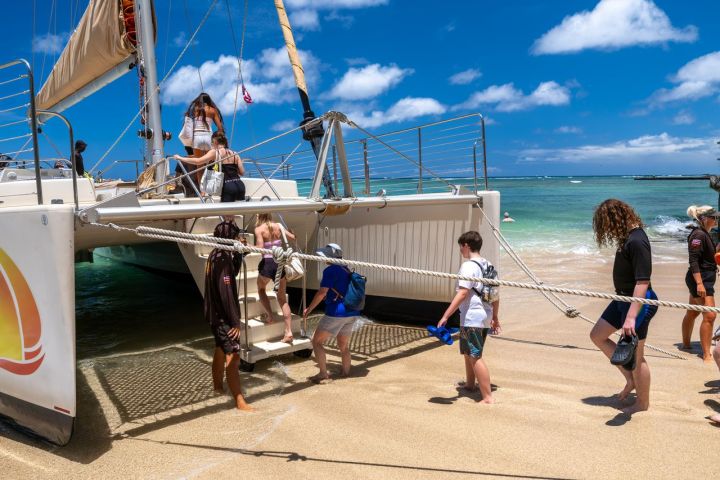 Holokai luxury catamaran sailing from Waikiki Beach